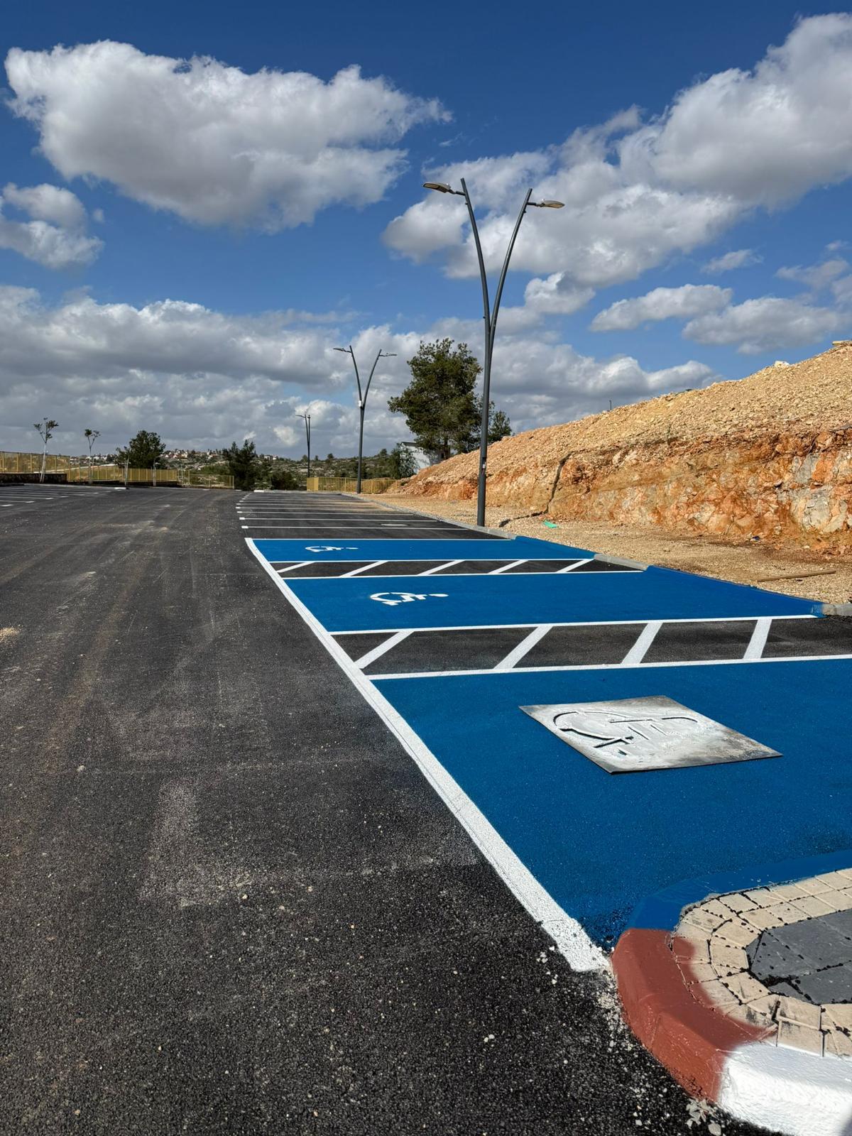 סימון חניות נכים בכחול